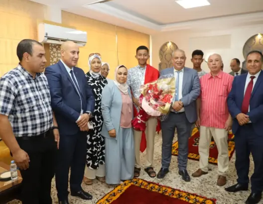 خنيفرة تحتفي بالتلميذ حمزة عشاق إثر تتويجه في أولمبياد الرياضيات بأستراليا