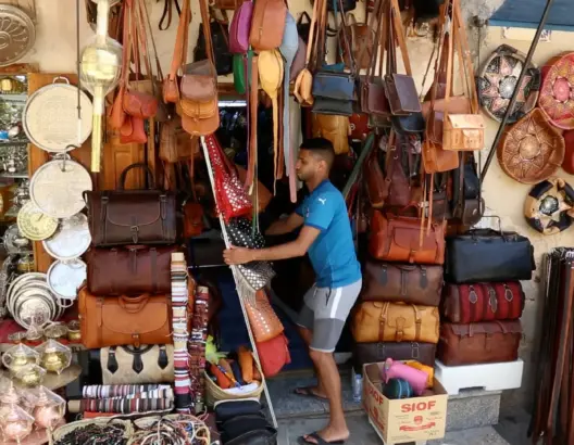 فاس العتيقة تحتضر اقتصاديا.. وصناع تقليديون يواجهون شبح الإفلاس (فيديو)