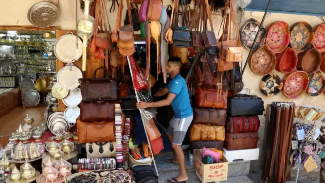 فاس العتيقة تحتضر اقتصاديا.. وصناع تقليديون يواجهون شبح الإفلاس (فيديو)