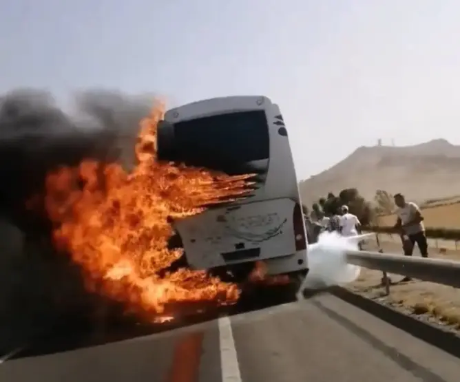 حريق يحول حافلة للمسافرين إلى ركام على الطريق السيار بين الدار البيضاء ومراكش