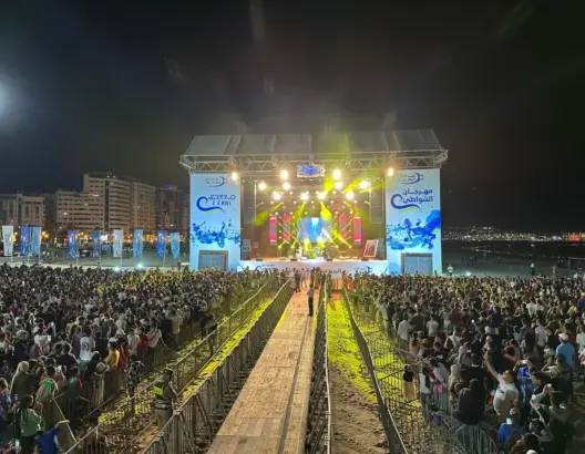 آلاف الجماهير تتفاعل مع الرابور “الحر” في افتتاح “مهرجان الشواطئ” (فيديو)