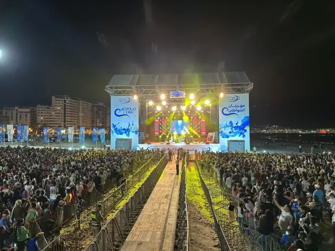 آلاف الجماهير تتفاعل مع الرابور “الحر” في افتتاح “مهرجان الشواطئ” (فيديو)