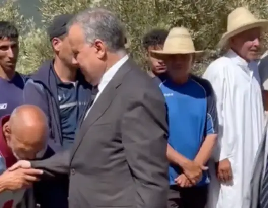 فيديو لمواطن يقبل يد عامل إقليم شفشاون يُثير الجدل.. والسلطات توضّح