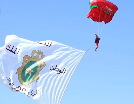 عروض مبهرة للمظلين بمارينا سلا احتفاءً بعيد العرش
