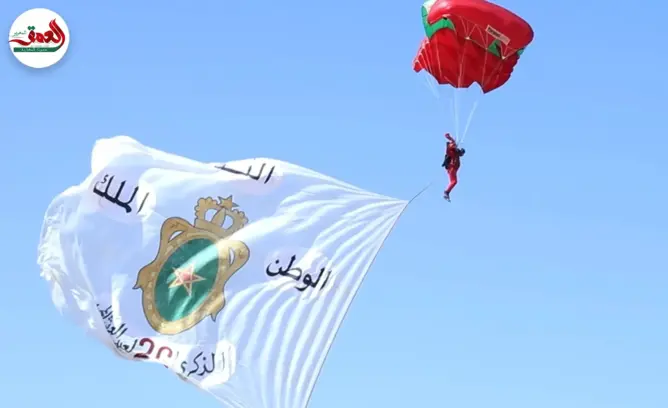 عروض مبهرة للمظلين بمارينا سلا احتفاءً بعيد العرش
