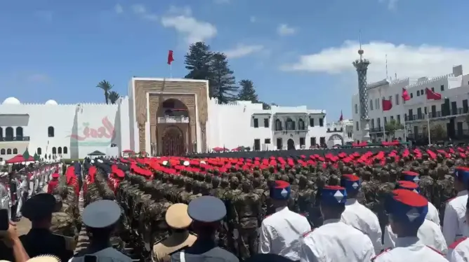 الملك يترأس أداء القسم بتطوان ويطلق اسم “المنصور الذهبي” على فوج الضباط الجدد