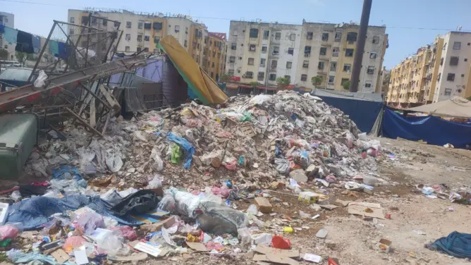 وسط أكوام الأزبال.. تخصيص ميزانية لتهيئة “سهرات فنية” يفجر جدلا بسيدي مومن