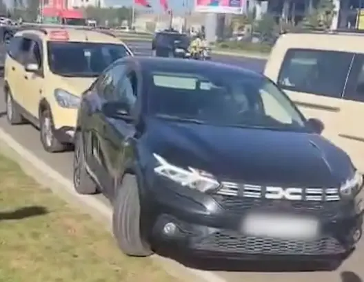 “شرع اليد”.. سائقو  طاكسيات يحاصرون سيارة نقل ذكي ويتسببون في فوضى مروية بطنجة