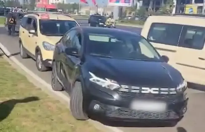 “شرع اليد”.. سائقو  طاكسيات يحاصرون سيارة نقل ذكي ويتسببون في فوضى مروية بطنجة