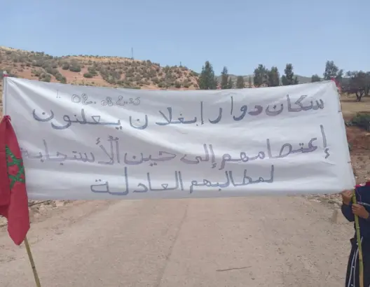 “مسيرة العطش” تتحول إلى اعتصام.. ساكنة “إبغلان” بخنيفرة  تحتج بسبب أزمة المياه