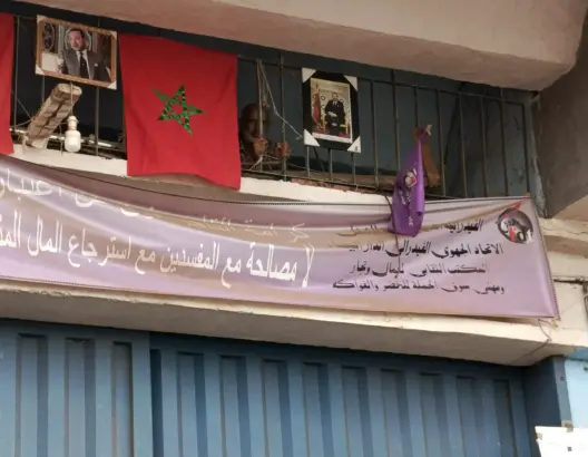 تاجر بسوق الجملة بالبيضاء يحتج على قرار إفراغ محله باعتصام وإضراب عن الطعام