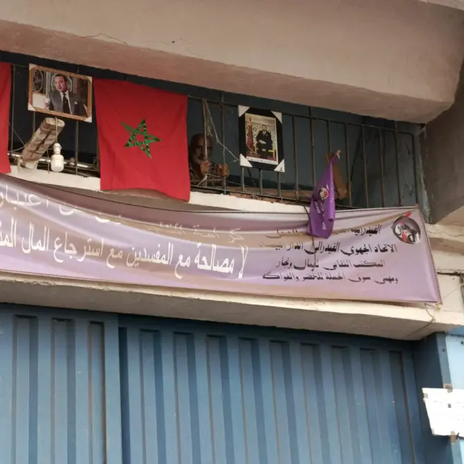 تاجر بسوق الجملة بالبيضاء يحتج على قرار إفراغ محله باعتصام وإضراب عن الطعام