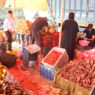 بين غلاء الأسعار ولهيب الحرارة.. اقبال على الفواكه أكثر من الخضر بالأسواق الأسبوعية