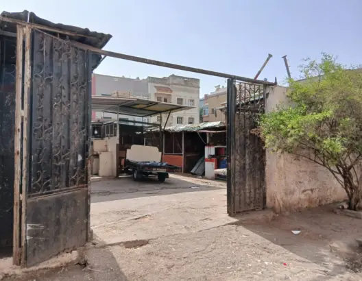 فوضى الباعة الجائلين تربك مقاطعة عين الشق ومطالب بإصلاح الأسواق المهجورة