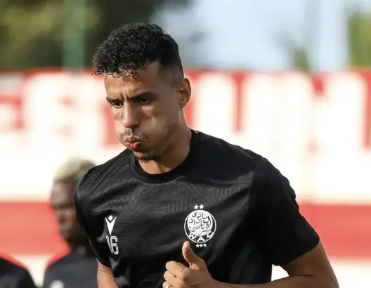 الدولي المغربي حركاس يطوي صفحة الوداد ويوقع لضمك السعودي لموسمين