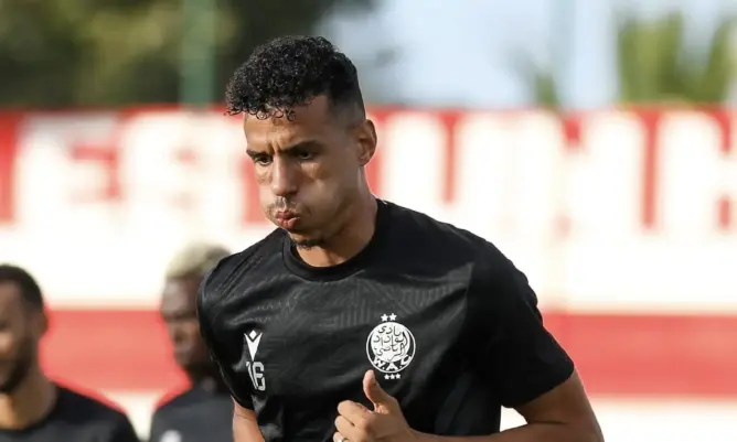 الدولي المغربي حركاس يطوي صفحة الوداد ويوقع لضمك السعودي لموسمين