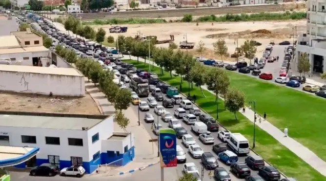 إقبال سياحي قياسي يشل الشوارع.. “بلوكاج” مروري يومي يخنق مدن الشمال