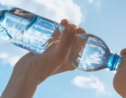 مواد كيميائية وبكتيريا.. كيف تحوِّل شمس الصيف قنينات المياه إلى سموم بطيئة؟
