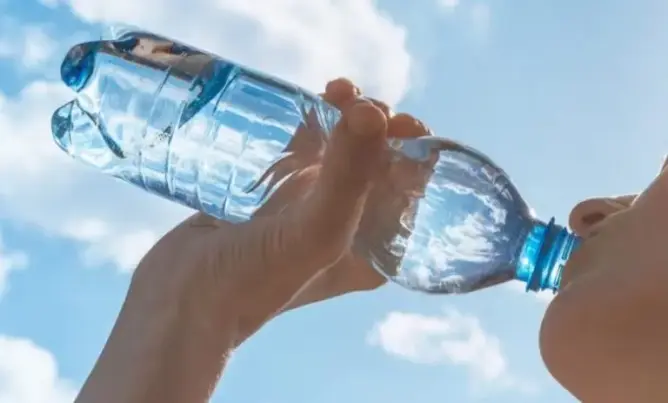 مواد كيميائية وبكتيريا.. كيف تحوِّل شمس الصيف قنينات المياه إلى سموم بطيئة؟