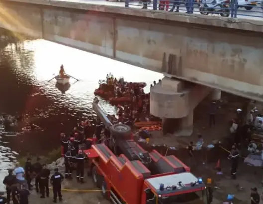 مأساة بالجزائر.. 18 قتيلا و9 مصابين في سقوط حافلة بوادي الحراش بالعاصمة (فيديو)