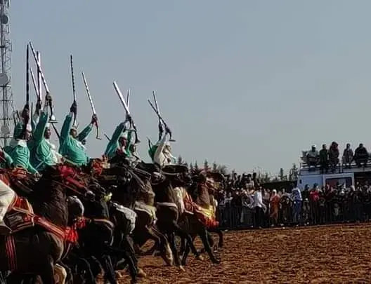 أيت يدين تحتفي بتراثها.. موسم عبد القادر الجيلالي يضيء الخميسات بالتبوريدة