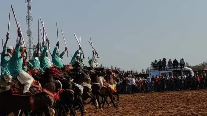 أيت يدين تحتفي بتراثها.. موسم عبد القادر الجيلالي يضيء الخميسات بالتبوريدة