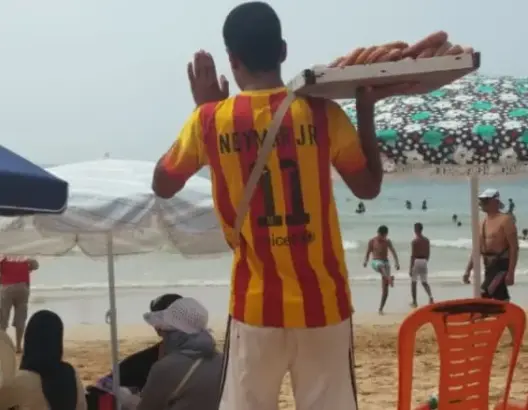 سياحة للأغنياء وراحة قسرية للفقراء.. العطلة الصيفية بالمغرب مرآة لفوارق اجتماعية صارخة