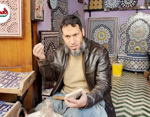 قصة حرفي يحول قطع الزليج المغربي إلى هدايا تذكارية