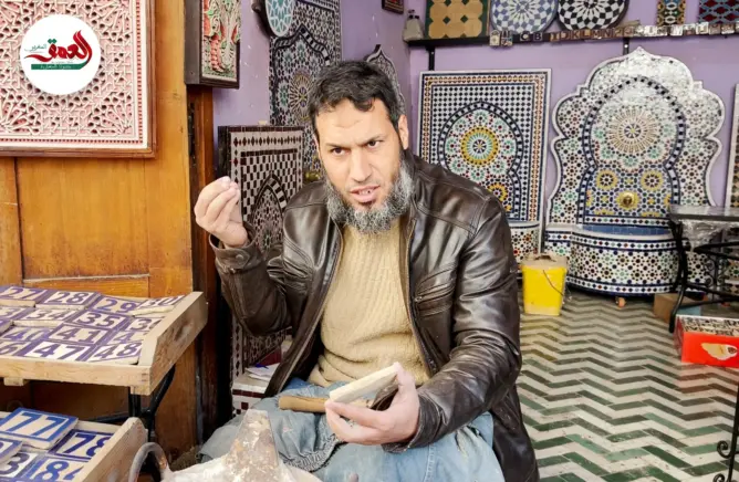 قصة حرفي يحول قطع الزليج المغربي إلى هدايا تذكارية