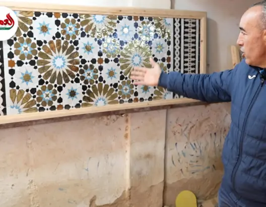 حرفيون يطورون الزليج المغربي بقطع مذهبة
