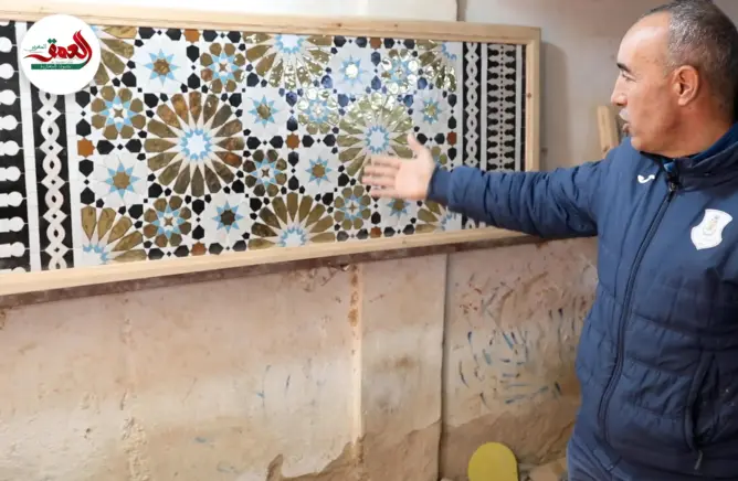 حرفيون يطورون الزليج المغربي بقطع مذهبة