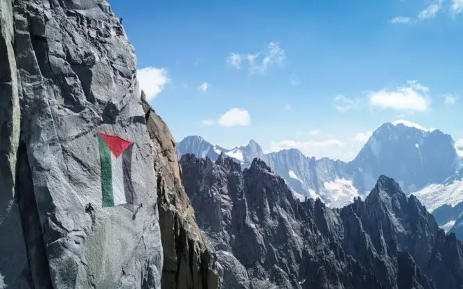 متسلقون يرفعون علم فلسطين بقمم جبال الألب.