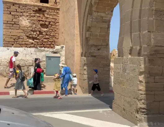 خطر يهدد المارة قرب ضريح بنعاشر بسلا.. والساكنة تطالب بممر آمن