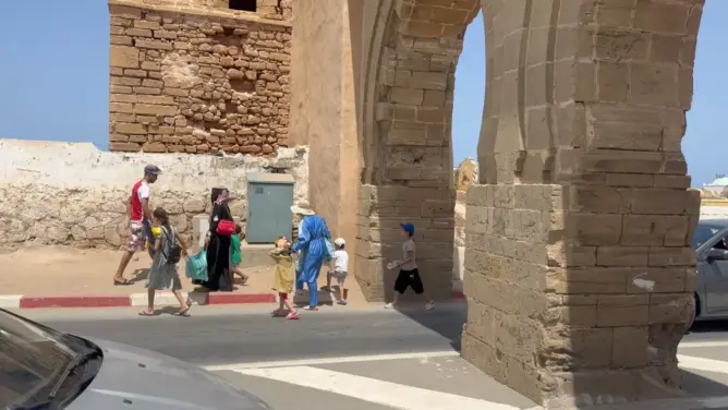 خطر يهدد المارة قرب ضريح بنعاشر بسلا.. والساكنة تطالب بممر آمن