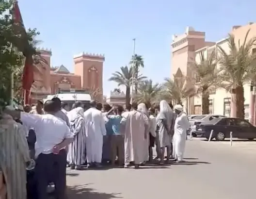 انعدام الماء يخرج السكان للاحتجاج.. دوار أيت أولحيان يرفع صرخة التهميش أمام عمالة زاكورة