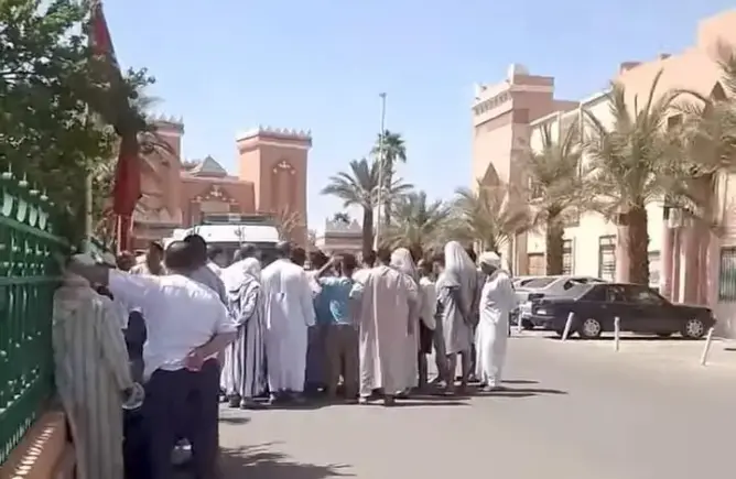 انعدام الماء يخرج السكان للاحتجاج.. دوار أيت أولحيان يرفع صرخة التهميش أمام عمالة زاكورة