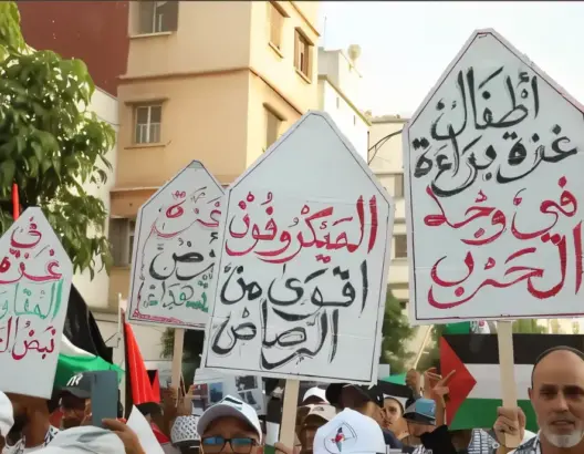 في قلب الحي المحمدي.. مسيرة حاشدة بالدار البيضاء تنديدا بالعدوان على غزة ورفضا للتطبيع