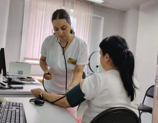 بعد تعذر ولوجها لكليات الطب بالمغرب.. طبيبة مغربية تعالج المرضى في روسيا