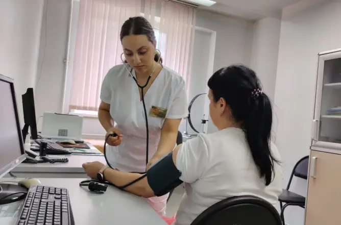 بعد تعذر ولوجها لكليات الطب بالمغرب.. طبيبة مغربية تعالج المرضى في روسيا