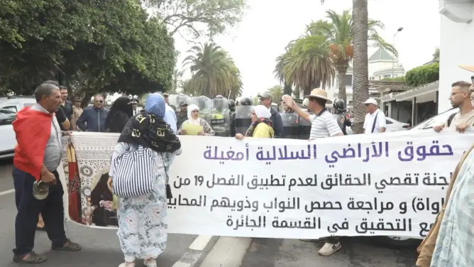 سلاليو مغيلة ببني ملال يحتجون أمام وزارة الداخلية للمطالبة بفتح تحقيق في "خروقات" توزيع الأراضي