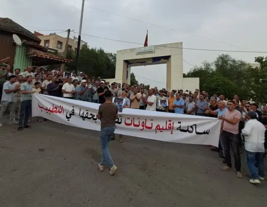 احتجاجات حاشدة أمام المستشفى الإقليمي بتاونات.. وتحذيرات من “انهيار” الوضع الصحي” (صور)