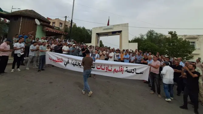 احتجاجات حاشدة أمام المستشفى الإقليمي بتاونات.. وتحذيرات من “انهيار” الوضع الصحي” (صور)