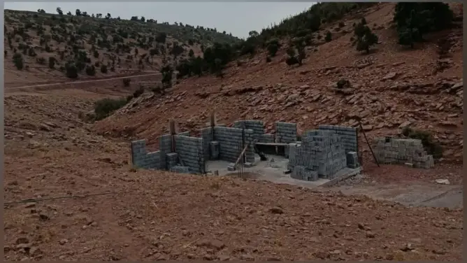 بعد الجدل.. مسؤول يكشف حقيقة صور “الشعبة” ويؤكد توقيف بناء منزل فقيه بضواحي أزيلال