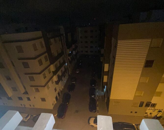 سكان حي المطار بالجديدة يشتكون الظلام منذ سنتين