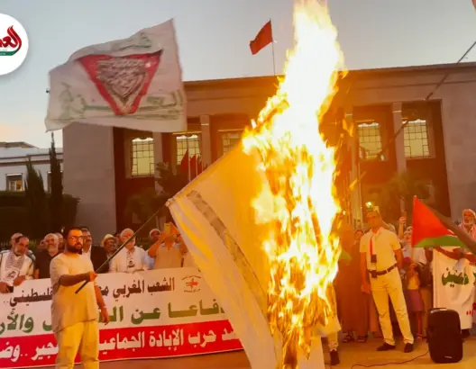بشعار: حرقوه مزقوه.. مغاربة يحرقون العلم الإسرائيلي أمام البرلمان