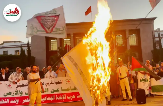 بشعار: حرقوه مزقوه.. مغاربة يحرقون العلم الإسرائيلي أمام البرلمان