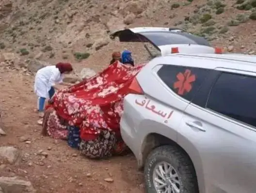لقيت سيدة حامل، تنحدر من دوار أولاد بيوسف، جماعة تمكروت بإقليم زاكورة، مصرعها رفقة رضيعها، مساء أمس الأحد، أثناء محاولة نقلها من المستشفى الإقليمي بزاكورة إلى مستشفى سيدي حساين بناصر بورزازات، في مشهد مؤلم أعاد إلى الواجهة واقع المنظومة الصحية المتدهورة بالإقليم.