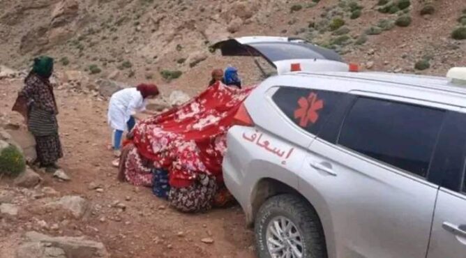 لقيت سيدة حامل، تنحدر من دوار أولاد بيوسف، جماعة تمكروت بإقليم زاكورة، مصرعها رفقة رضيعها، مساء أمس الأحد، أثناء محاولة نقلها من المستشفى الإقليمي بزاكورة إلى مستشفى سيدي حساين بناصر بورزازات، في مشهد مؤلم أعاد إلى الواجهة واقع المنظومة الصحية المتدهورة بالإقليم.