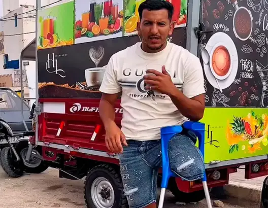 لاعب سابق يتحدى بتر ساقه بمقهى متنقل