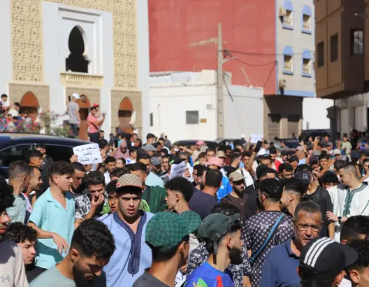 قبيل جنازة “عيزي أحمد”.. مسيرة بالحسيمة تطالب بسراح ناصر الزفزافي ورفاقه (صور)